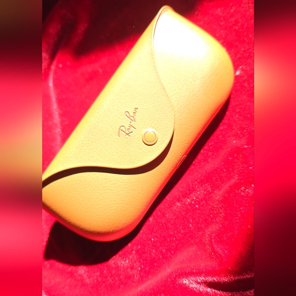 32GB Meta Ray-Ban Black Wayfarer Sunglasses with Tan Leather Charging Case - Picture 3 of 6